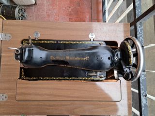 Máquina de coser Singer con mueble