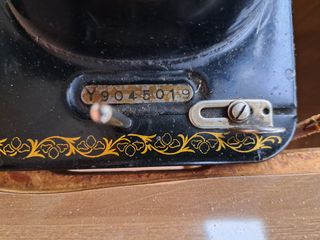 Máquina de coser Singer con mueble