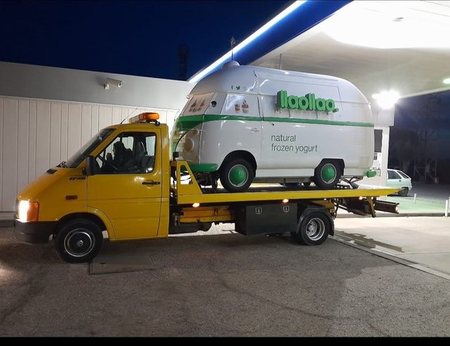 Se transportan coches,motos.caravanas,etc.
