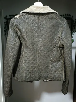 Chaqueta efecto piel forrada