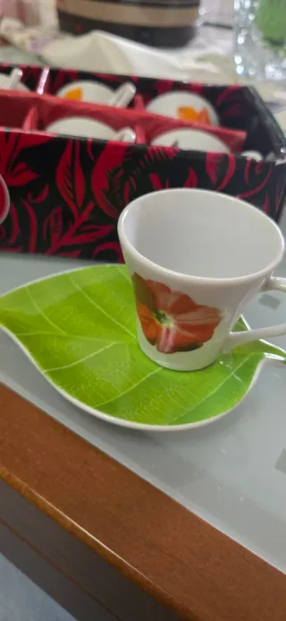 Set 6 tazzine caffè con piattini a forma di foglia