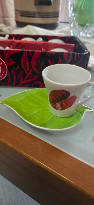 Set 6 tazzine caffè con piattini a forma di foglia