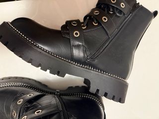 Botas negras con hebillas