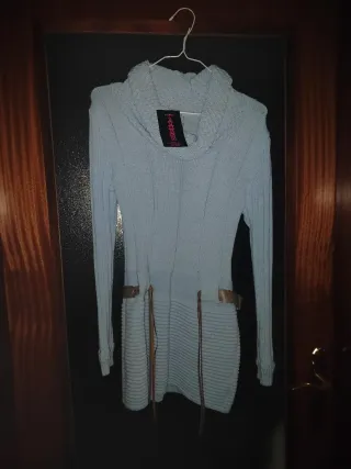 Vestido azul de punto con cinturón