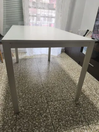 Mesa de comedor blanca metálica