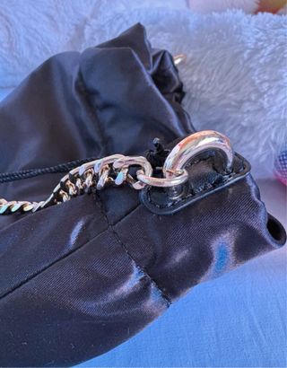 Bolso saco bombonera Guess negro