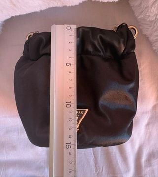 Bolso saco bombonera Guess negro