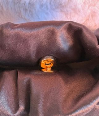 Bolso saco bombonera Guess negro