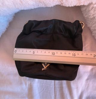 Bolso saco bombonera Guess negro