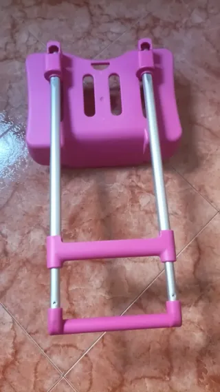 Porta mochila rosa con ruedas