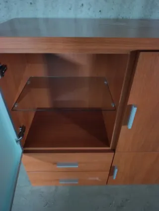 Conjunto de muebles de madera y cristal