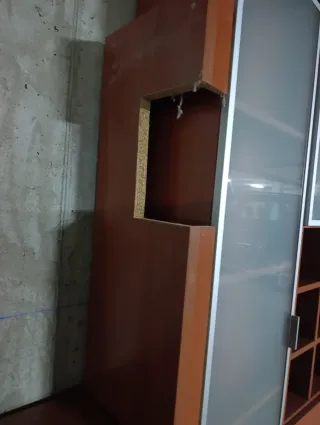 Conjunto de muebles de madera y cristal