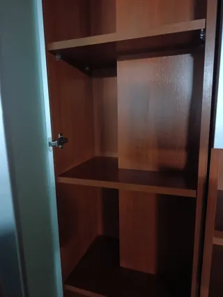 Conjunto de muebles de madera y cristal