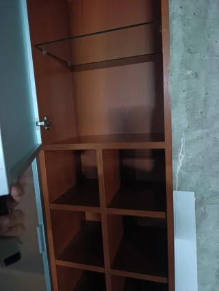 Conjunto de muebles de madera y cristal