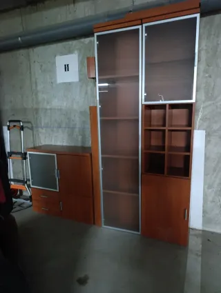 Conjunto de muebles de madera y cristal