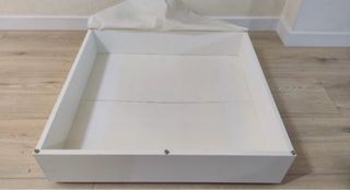 Cajón con ruedas bajo cama