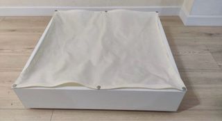 Cajón con ruedas bajo cama