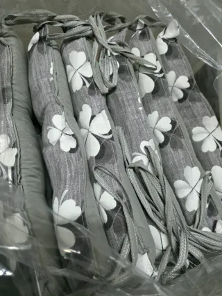 Cuscini decorativi con quadrifogli.