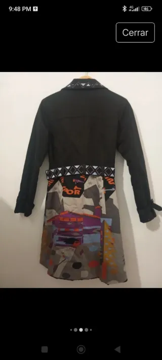 Chaqueta negra con estampado multicolor