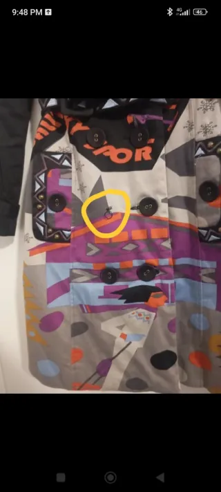 Chaqueta negra con estampado multicolor