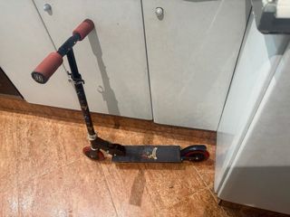 Patinete infantil con casco