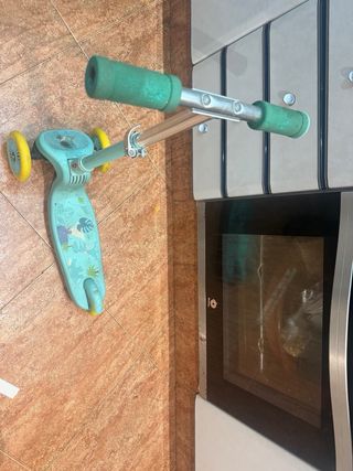 Patinete infantil con casco