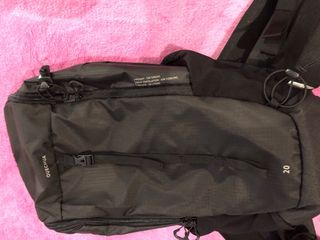 Mochila Quechua Negra espalda Ventilada 20L nueva.