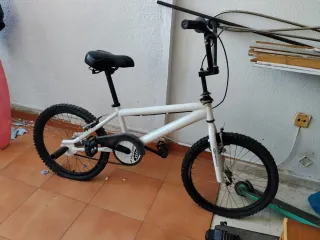Bicicleta BMX blanca