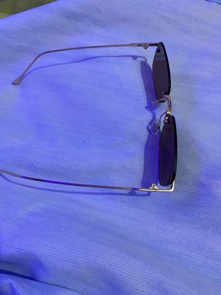 Gafas de sol sin montura doradas y negras