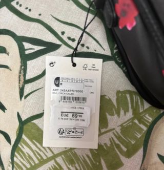 Bolso y cartera Desigual negro con flores rosas