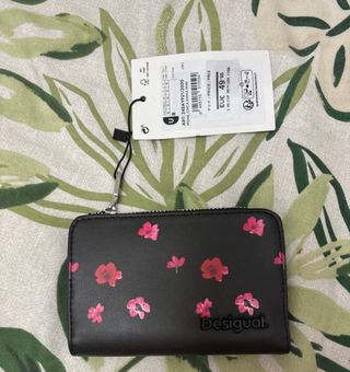 Bolso y cartera Desigual negro con flores rosas