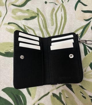 Bolso y cartera Desigual negro con flores rosas