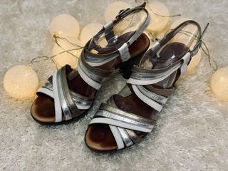 Sandalias tacón tiras doradas y plateadas