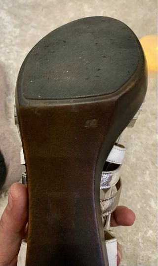 Sandalias tacón tiras doradas y plateadas