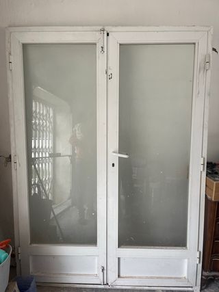 Puerta balconera doble con cerradura