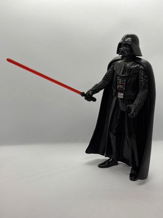 Figura Darth Vader con sable de luz