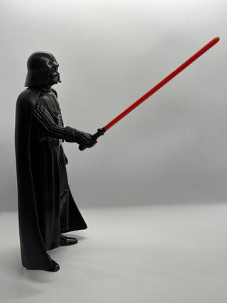 Figura Darth Vader con sable de luz