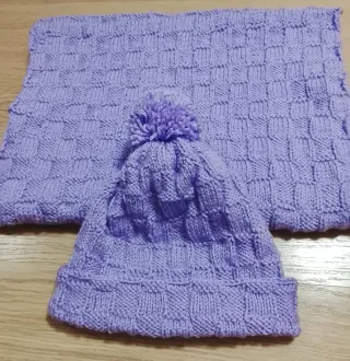 Gorro y bufanda tejidos a mano