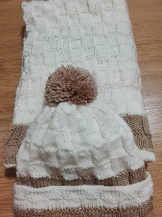 Gorro y bufanda tejidos a mano