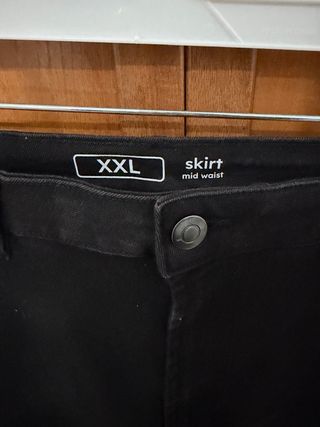 Falda vaquera negra midi con abertura