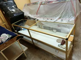 Mostrador de aluminio, madera y cristal templado.