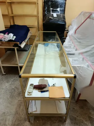 Mostrador de aluminio, madera y cristal templado.