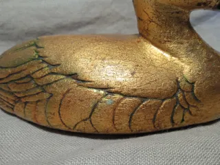 Figura de pato dorada