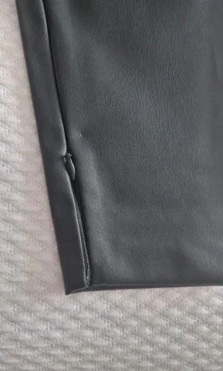 Pantalón mujer negro efecto piel