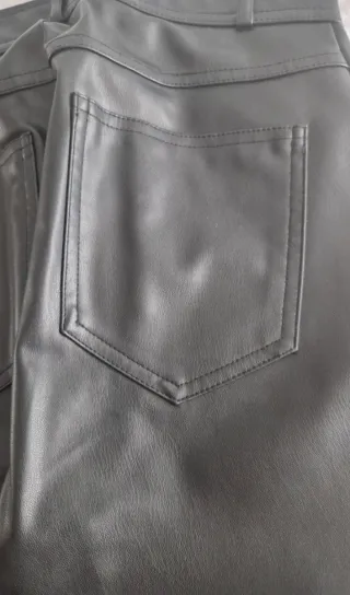 Pantalón mujer negro efecto piel