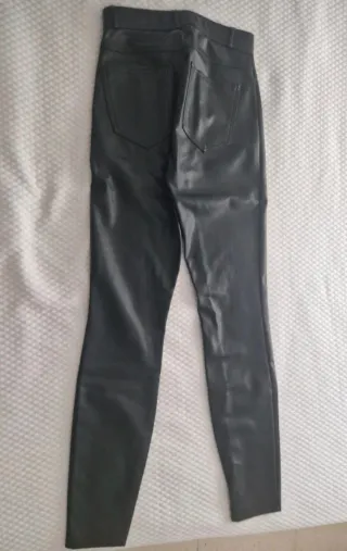 Pantalón mujer negro efecto piel