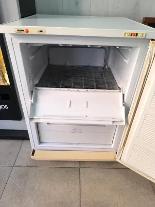 Congelador pequeño blanco