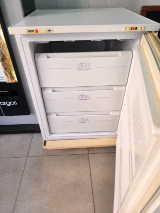 Congelador pequeño blanco