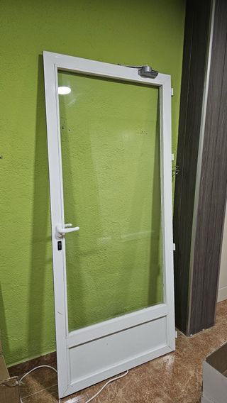 Puerta de aluminio blanca con cristal