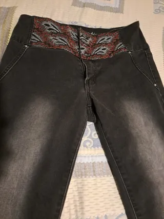 Pantalón vaquero Koroshi gris oscuro bordado
